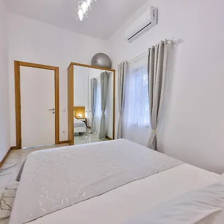 Nur, Beachfront Villa