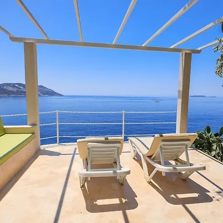Villa Nur, Beachfront