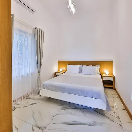 Nur, Beachfront