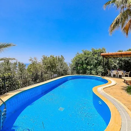 Villa Nur, Beachfront